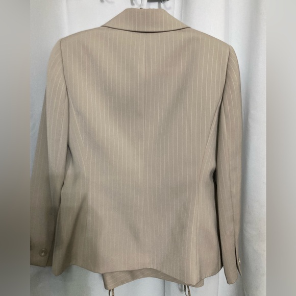 TAHARI 2PC Beige Pinstripe Pantsuit 12P EUC - Picture 4 of 10